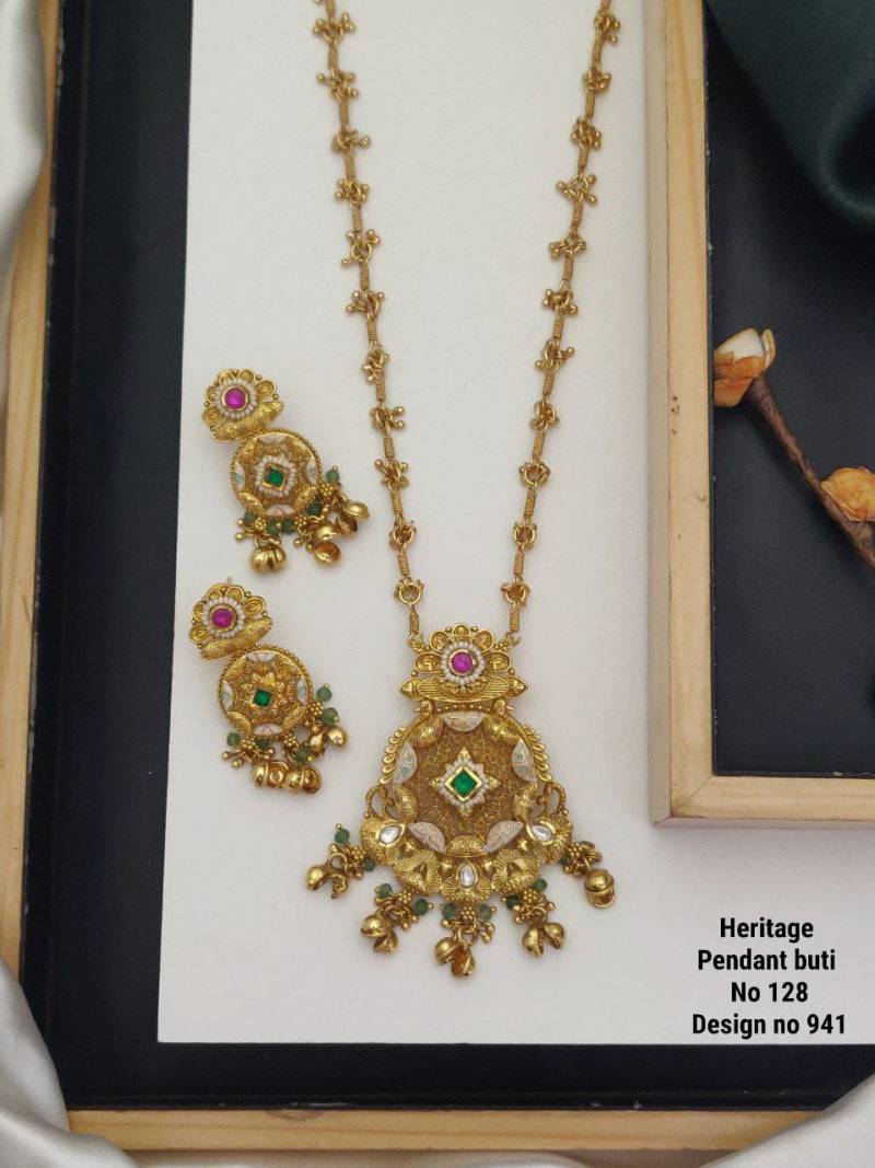 Heritage Pendant Buti 1