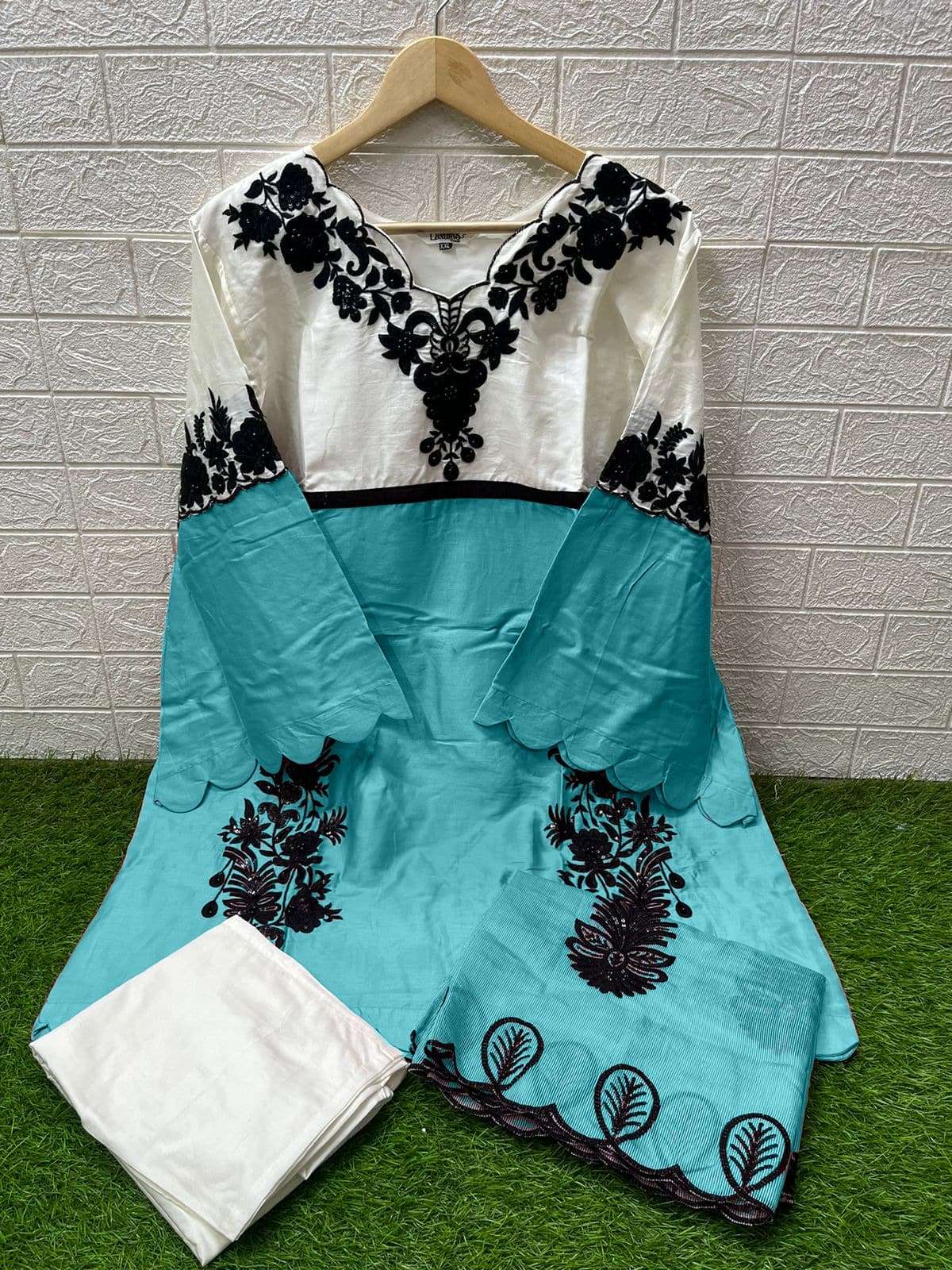 Laxuria Trendz 1539