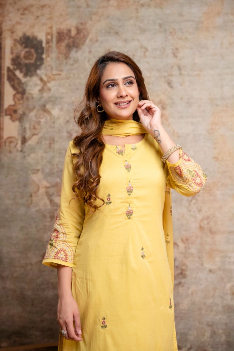 Amrah Wholesale Naisha K 1136 Mul Cotton Embroidered Kurti Pant Dupatta Set