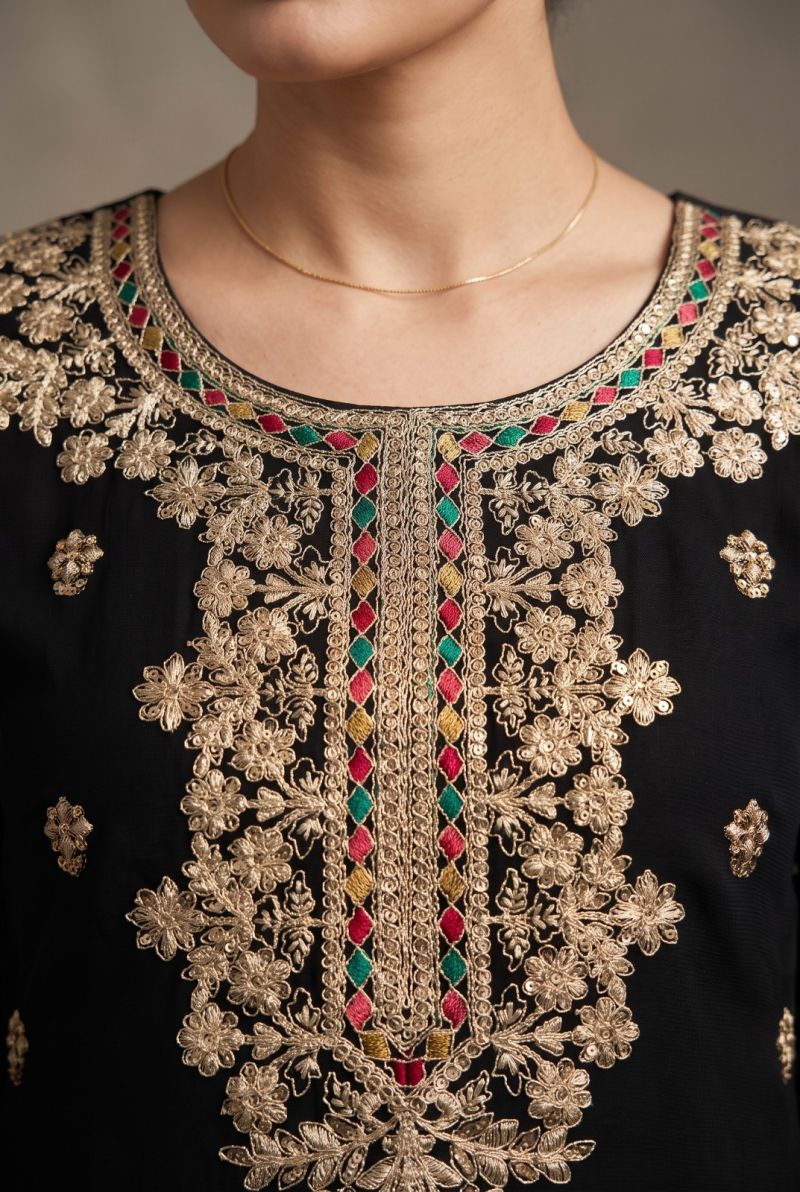Aurraa Kathaa Premium Chinon Embroidered Kurti Pant Dupatta Set
