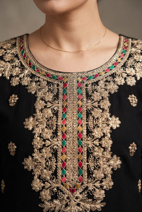 Aurraa Kathaa Premium Chinon Embroidered Kurti Pant Dupatta Set