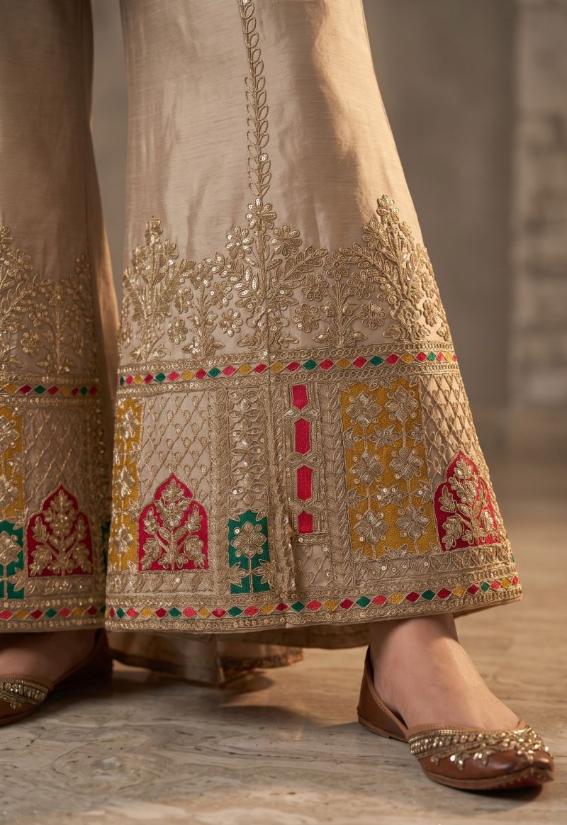 Aurraa Kathaa Premium Chinon Embroidered Kurti Pant Dupatta Set