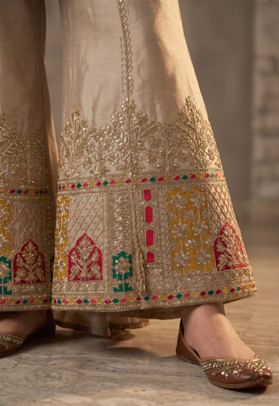 Aurraa Kathaa Premium Chinon Embroidered Kurti Pant Dupatta Set