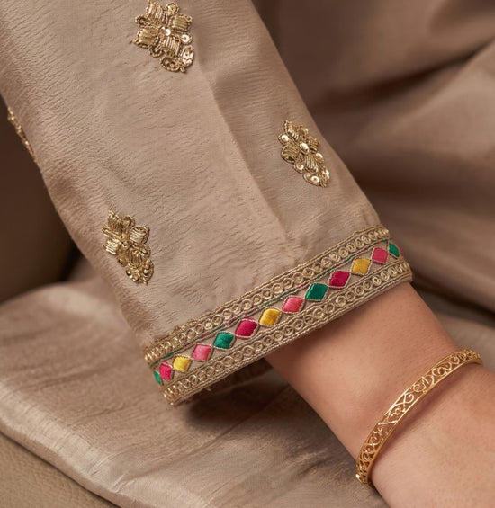 Aurraa Kathaa Premium Chinon Embroidered Kurti Pant Dupatta Set