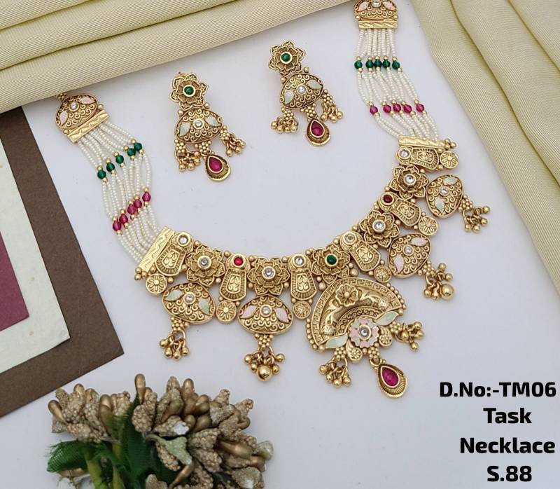 Task Polish Necklace 1